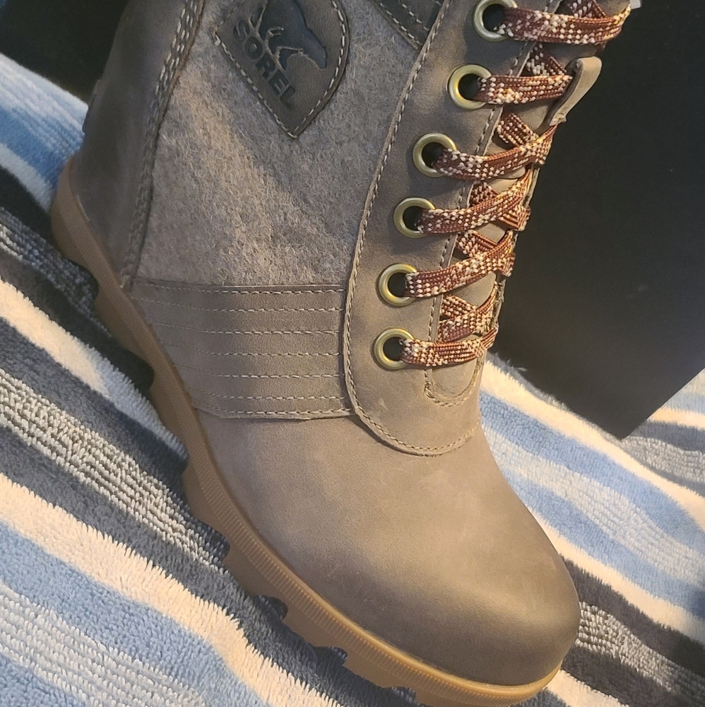 Sorel Boots - Picture 3 of 13